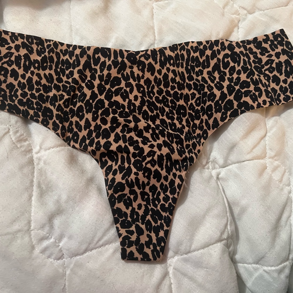 Victoria’s Secret No Show Thong size Medium New with Tags